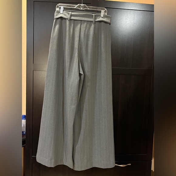 Wide leg pants. Elastic waistband. 2 pockets. Belted. Grey w/ white stripes. M - Picture 12 of 12